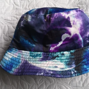  - Coolaste space hatten! Kan inte minnas att jag använt den, och köpte den ny Lite mer "regn" hatt material Sitter bra på mig som har 56-57cm omkrets FRAKT INGÅR 