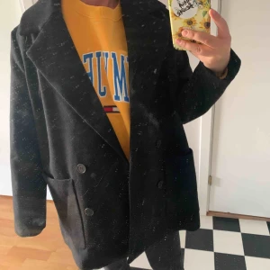  - Snygg kappa från monki, tycker den är perfekt då den inte är för lång, säljer pga att jag aldrig får användning av den, knappt använd av mig, frakt tillkommer:)