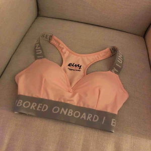  - Sport-bh i fint skick, använd fåtal gånger så i fint skick! 