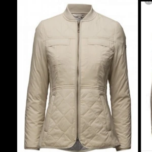  - Sparsamt använd Lexington jacka, inga fläckar eller skavanker. Nypris ca 3000 i butik. Pris kan diskuteras vid snabb affär och skickar även. (Lånade bilder)