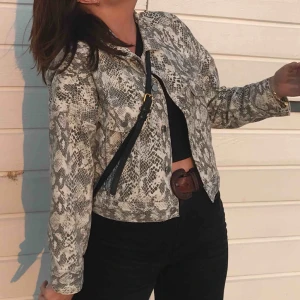  - Kort jeansjacka med ormskinnsmönster från H&M. Skitsnygg och endast använd fåtal gånger! Säljer pga kommer inte till användning 💓💓💓💓