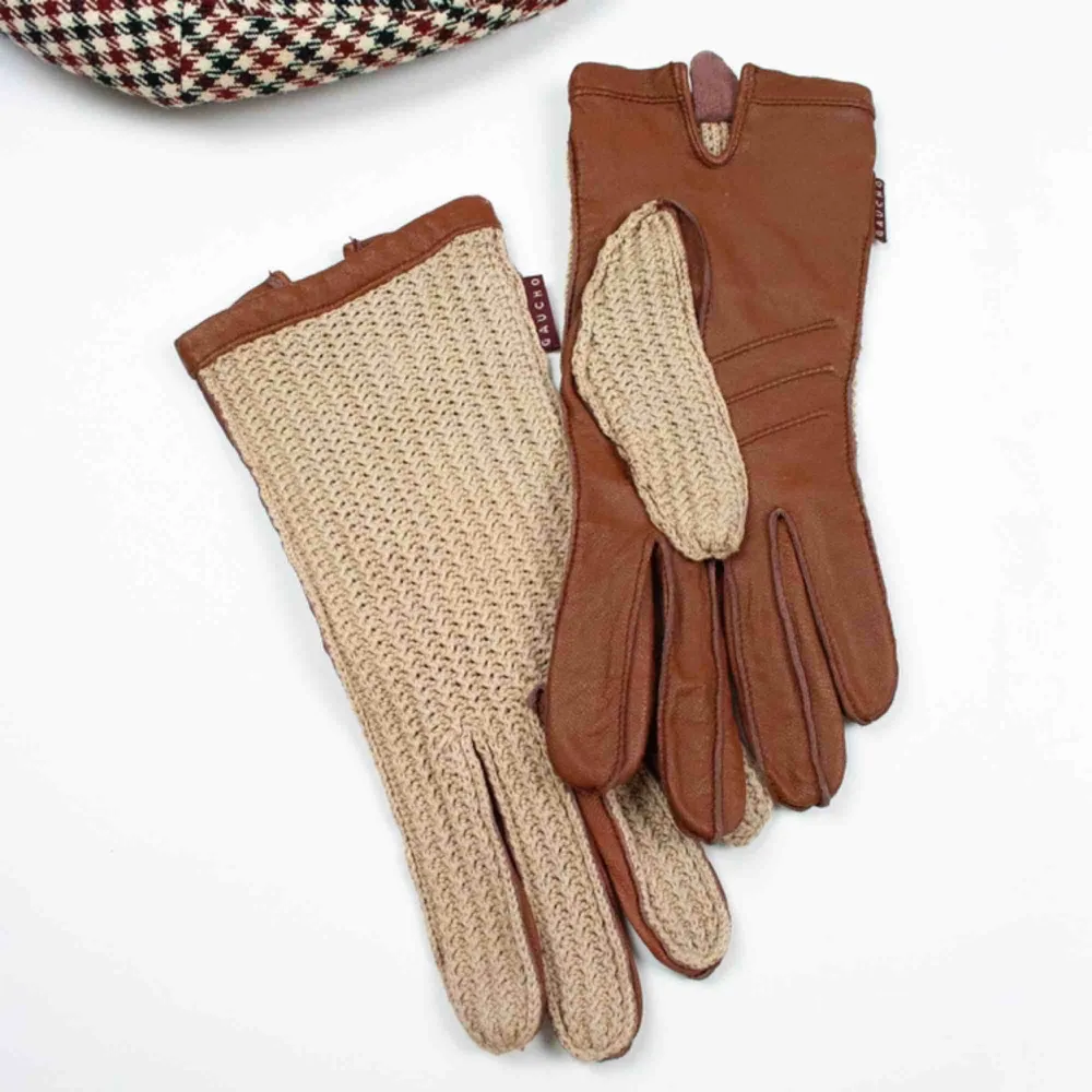 Gaucho crochet leather gloves in beige and brown A tiny hole on the left palm and right thumb, few marks and scuffs SIZE Label: 7 1/2 Measurements: Length: 22 width: 8 Free shipping! Read the full description at our website majorunit.com No returns. Accessoarer.