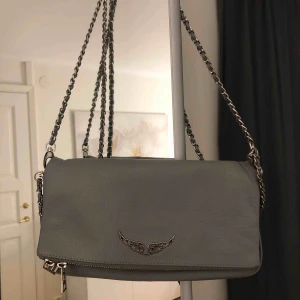  - Grå Zadig Voltaire väska i väldigt bra skick. Pris kan diskuteras. Kvitto finns 