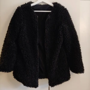  - Svart teddyjacka 