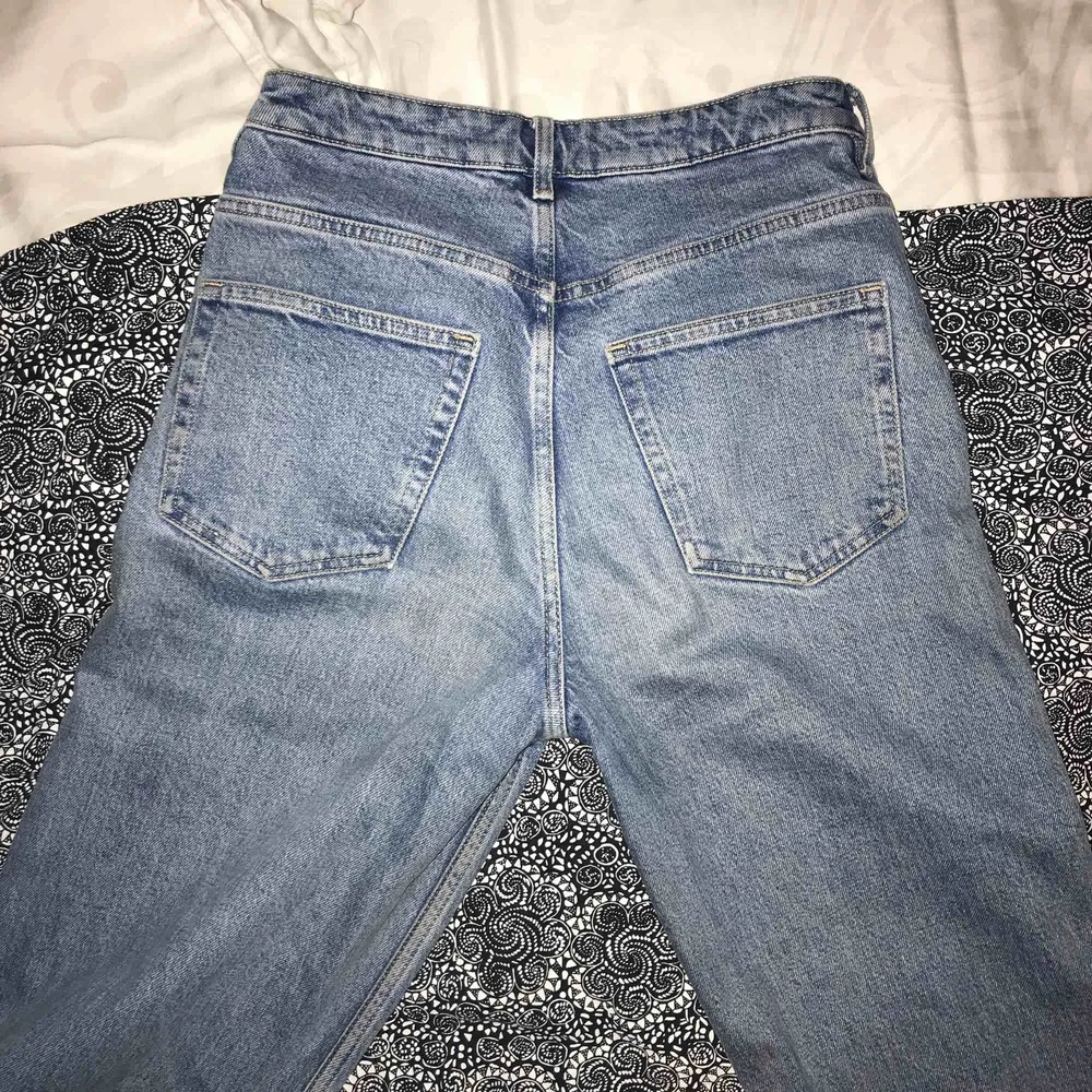 Vida snygga blå jeans. Säljer pga att de har blivit lite för små. Har ett litet runt svart sträck på vänstra framlår (se tredje bilden) men är ingenting som syns så väl eller stör. Bra skick trots att de kanske inte är från det bästa klädmärket.  . Jeans & Byxor.