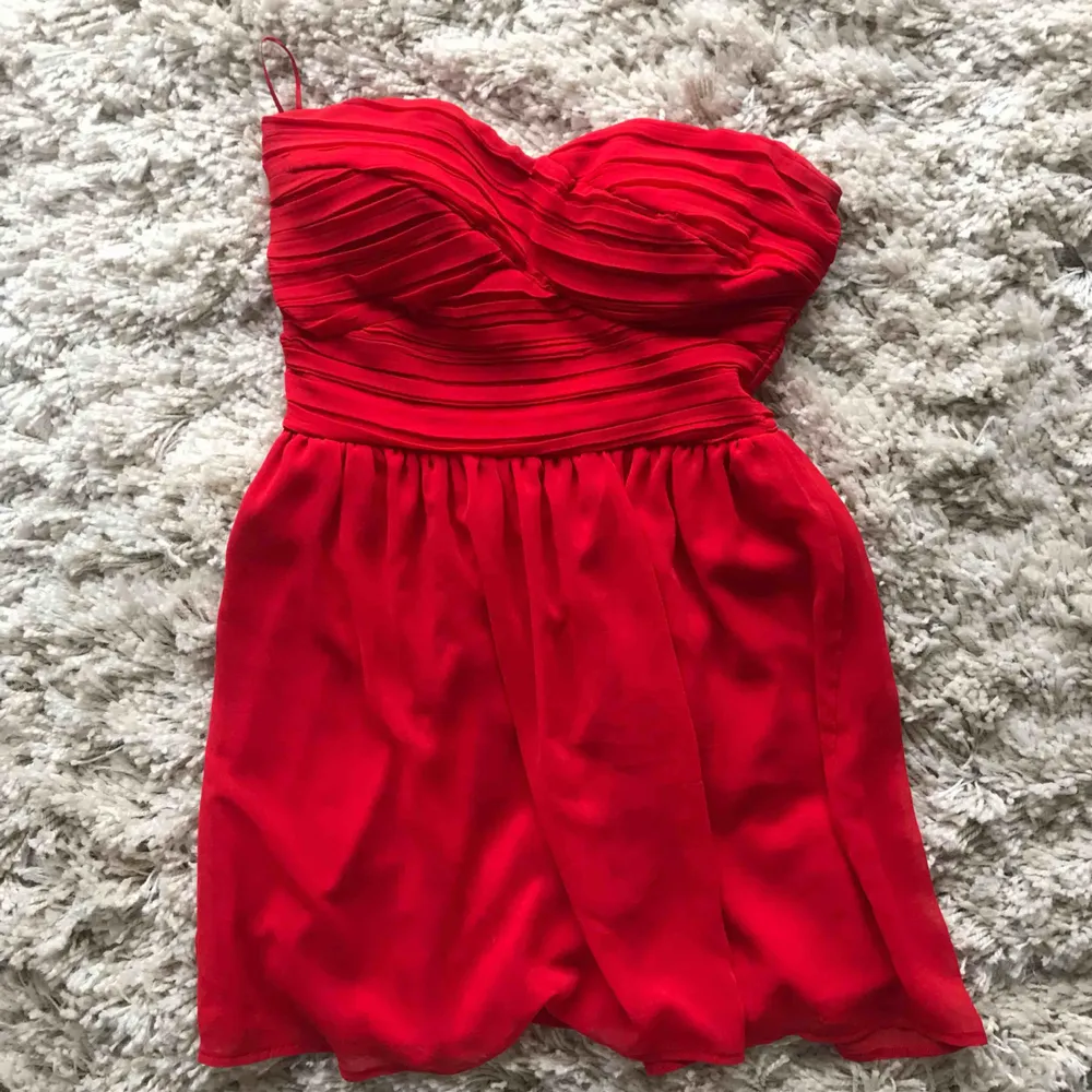 Röd klänning i storlek 36 använd 1 gång . Klänningar.