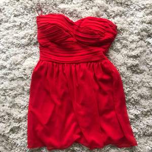 Röd klänning i storlek 36 använd 1 gång 