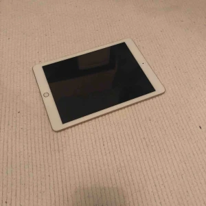  - En iPad från Apple, nypris 3479. Använd i ca 2 år. Några små repor men inget som syns tydligt. Inga fel som stör. Pris går att diskuteras. Köparen står för frakt💞 meddela för fler bilder.  iPad Wi-Fi 32GB gold. 