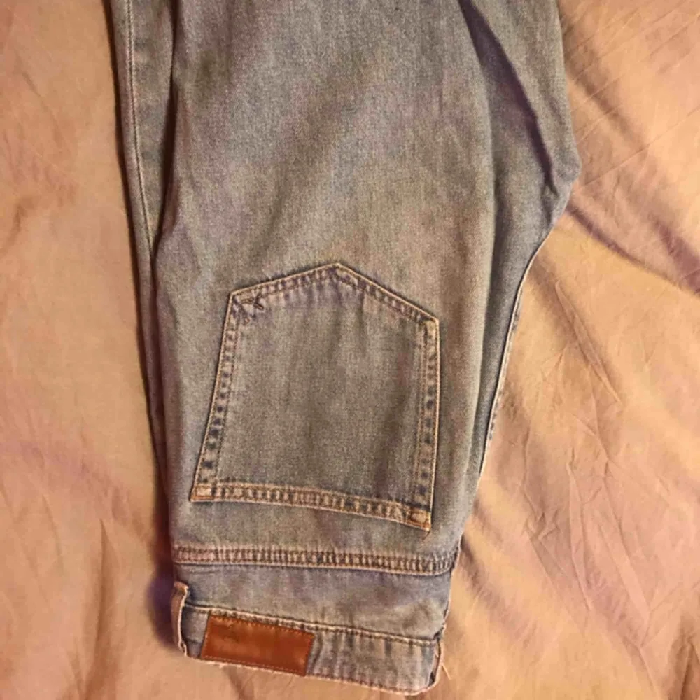 Mom-jeans från bikbok. Använda flitigt men bra skick. Avklippta längst ner. . Jeans & Byxor.
