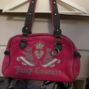  - Snygg väska från Juicy Couture. Lite sliten inuti men alla FUNKTIONER funkar.   Kan tänka mig sänka priset något vid snabb affär.   Mötes upp i Kungsbacka, Skene eller Borås eller skickas mot fraktkostnad. 