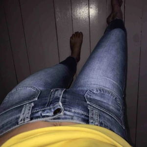  - Snygga tighta jeans från Hollister som sitter mycket snyggt. Knappt använda därav i fint skick. Frakt ingår i priset!🍃🍀