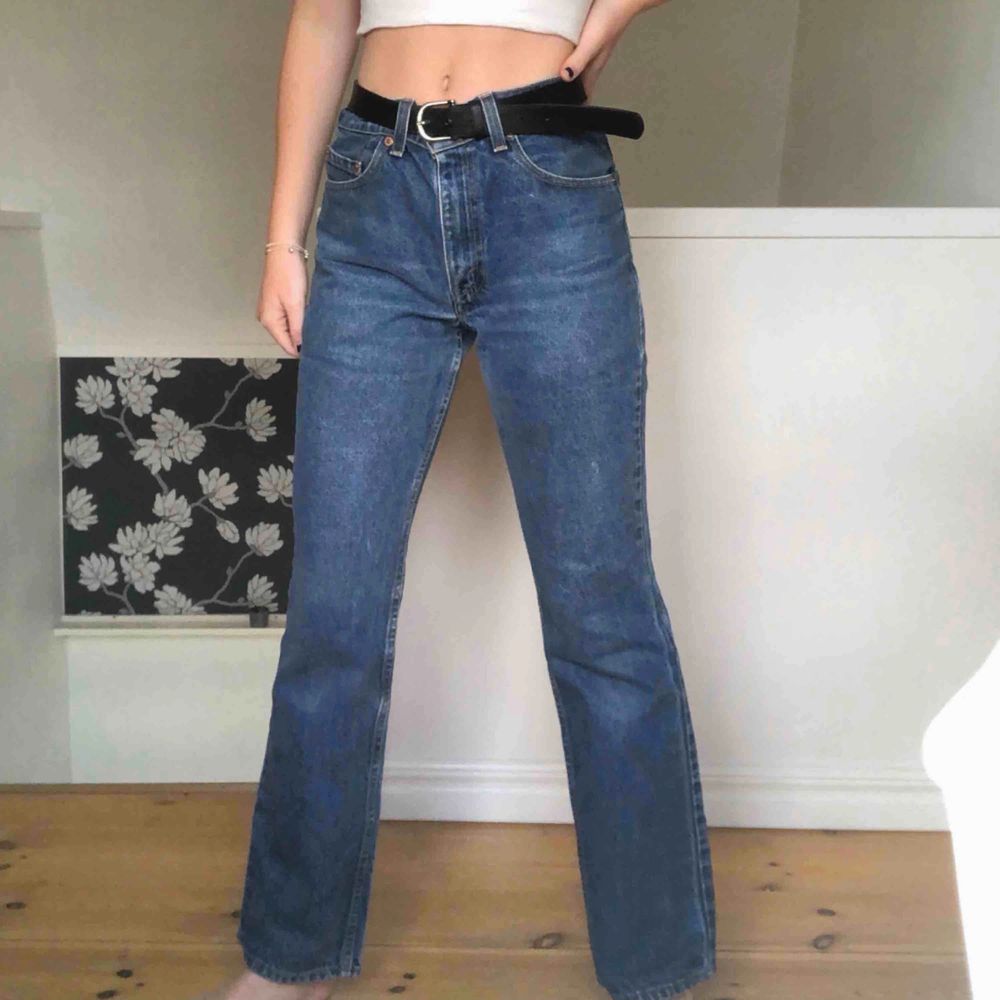 Säljer mina skitsnygga  Vintage Levi’s jeans köpta på Beyond retro som jag säljer pga fel storlek. För att jämföra så brukar jag ha 25 i midja och dessa jeans har 29 men de passar ändå med skärp. Jag är 172 lång. Frakt tillkommer!🦋 pris kan duskuteras. Jeans & Byxor.