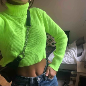  - Skitsnygg neongrön tröja från Boohoo, säljer då den inte kommit så mycket till användning💚