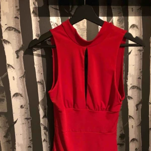  - Helt ny body aldrig använd! Sjukt snygg öppen rygg!