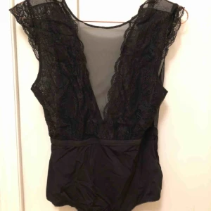  - Snygg svart body från Pieces. Använd ett fåtal gånger. Frakt tillkommer✨