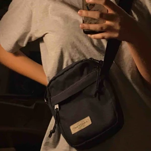  - asfin mörkblå eastpak väska med lila sömmar! mkt bra skick! nypris ca 300kr. Fraktar eller möts vid slussen!