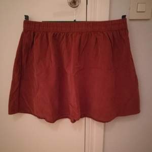 Rostbrun kjol i manchestertyg från Forever 21.  I mycket fint skick. Storlek S 