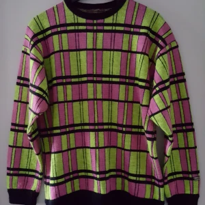  - Vintage stickad tröja i neonfärger från Bagheera. Står inte storlek men uppskattar till ca M. I fint skick. Fraktkostnad blir 79kr.