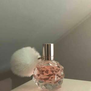 Ariana grande parfym (riktiga) använd sällan. Luktar sött och blommigt. Köpt för 380kr säljer för 100kr. Tar swish