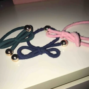  - Säljer dessa tre armband/hårsnoddar!! En grön, rosa och marinblå, säljer alla tre för 5kr! 