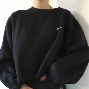  - Avklippt croppad retro hoodie från Nike