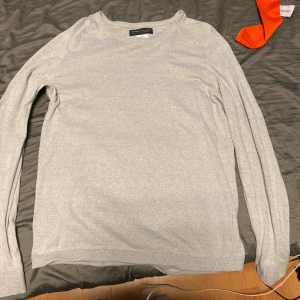  - Gråt, skön material  1 år gammal men bra kvalitet 