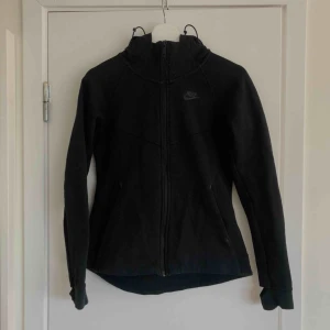  - Svart tjockare träningströja från nike. Steg två-tröja. Används ej längre. Jag är en storlek 36/S i alla kläder vanligtvis och är 177cm lång så passform kan variera. Hör gärna av dig om du har frågor! 🥰