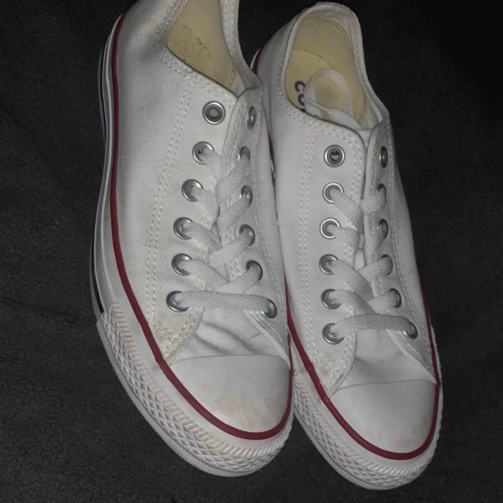 Vita låga converse i storlek 39, säljes pga fel storlek.  Använda en gång men lite skitiga pga dem stått i ett skåp med andra skor, men de går att torka bort.  Köparen får stå för frakten om dem ska postas. Skor.
