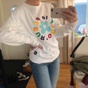  - Converse Golf le Fleur tröja säljes då den aldrig används. Superfin och superskön. Kul om ett annat Tyler-fan nappar. Jag är en storlek 36/S i alla kläder vanligtvis och är 177cm lång så passform kan variera. Hör gärna av dig om du har frågor! 🥰