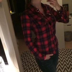  - Rutig skjorta från HM. Hur skön som helst, men tyvärr lite sliten i sömmarna i ärmarna och en söm i nacken (kan skicka bild om så önskas). Härligt tyg som sitter skönt mot kroppen. Frakt betalas av köparen!