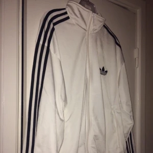  - Large. Vit och svart. Som ny!