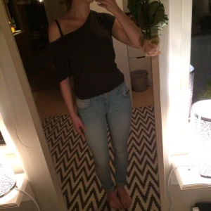  - Sköna ljusa Sophie-jeans från Ginatricot, med lite tvättade/blekta detaljer i tyget. Dragkedja på bakfickorna och på en liten ficka fram. Är i ganska gott skick, men det är hål under två "skärphållar band" 😂 sköna att ha på sig, ganska stretchiga!