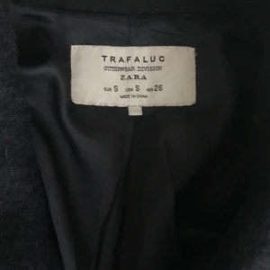  - Kappa inköpt hos Zara i stl S färgen svart. Nypris 1395kr men säljes för 300kr. 