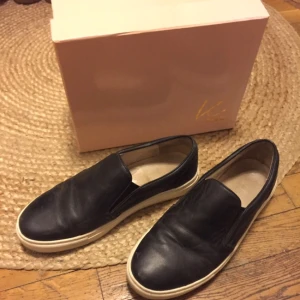  - Sneakers i skinn från K Cobler. Sparsamt använda, nypris 900 SEK. 