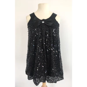  - Paljettopp/klänning med dekorativ rosett.

Märke: Kappahl
Storlek: 158/164
Skick: Mycket gott. Endast provad.

Pris: 100 kronor

Frakt: Betalas av köparen.