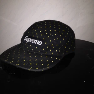  - 5 panel supreme keps. 
Använd till och från i ca 1 år, bra skick.
Den ser svart ut på bilden men är lite blåare i rl, lätt att justera.
Kan mötas upp i stockholm
