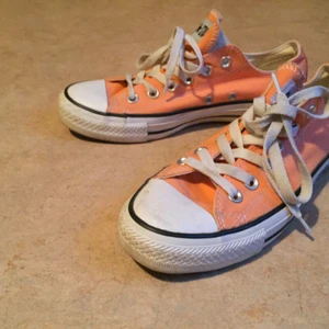 Converse 39 - Aprikosfärgade, vårfina Converse