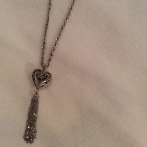  - Halsband med hjärta.