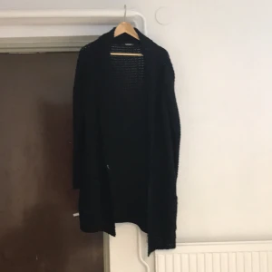  - ⭐️Cardigan Står ingen storlek men ca M-L, oversize fit. Tar swish, kan även mötas upp i stan. Köparen står för frakten.