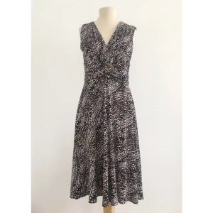  - Välsittande klänning i stretchigt material.

Märke: M&Co Boutique
Storlek: 36/38
Skick: Mycket gott. Sparsamt använd.

Pris: 150 kronor

Frakt: Betalas av köparen.