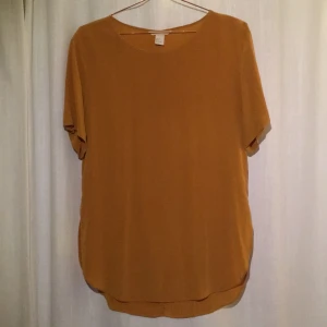  - Siden blus i från H&m. Använd en gång. 150kr inklusive frakt.