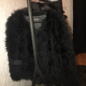  - Säljer en struts pälsjacka i svart från Hollies. Storlek XS, använd bara en gång tidigare. Nypris 1998:- säljs för 600, billigare vid snabbaffär