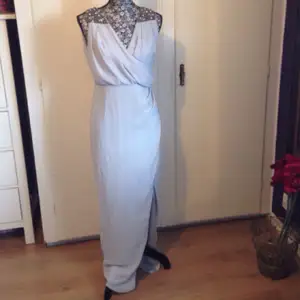 Ursnygg klänning från designermärket TFNC! Prislapp kvar, inte ens provad.