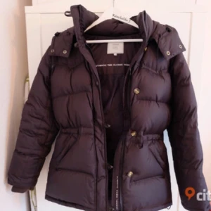  - Boomerang Alexandra dunjacka i mörkbrun. Strl XS. Fint skick, inga fläckar eller skador. Nypris 4999kr. Finns att hämta på Södermalm.