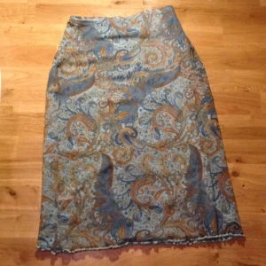  - FIn Knälång paislymönstrad kjol 