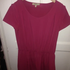  - 
Whyred/ härlig röd klänning. Inga fläckar.