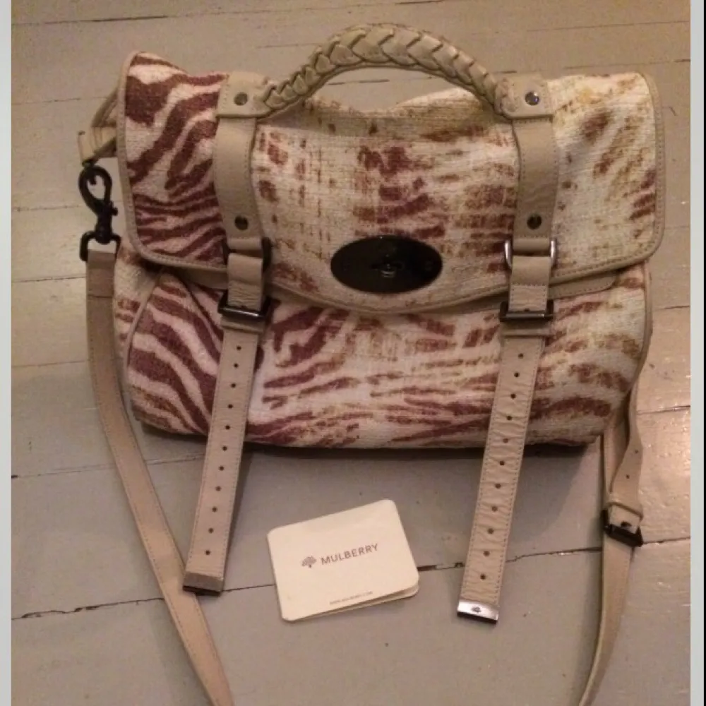 Multifärgad Mulberry-väska i modellen Alexa, Trippy Tiger Raffia Oversized Shoulder Bag. Detaljer i benvitt skinn, flätat handtag, avtagbar axelrem. Nypris ca: 8500 kr.. Väskor.