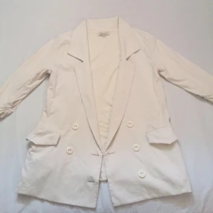  - Naturvit blazer från Forever21 i strl M, men liten i storleken så är mer som en S. Välanvänt skick och har missfärgningar bak under kragen, men syns inte då den är vikt. 