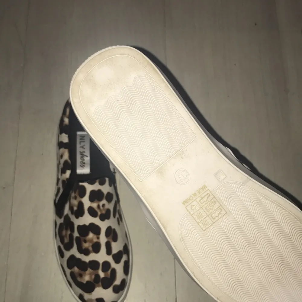 Leopardskor från Nelly. Enbart testade. 150kr +frakt/eventuellt mötas upp i Gävle. Kontanter/swish går bra. . Kengät.