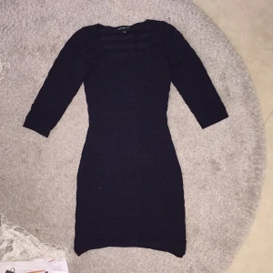  - En marinblå tight klänning från Mango i storlek xs men passar även S. 